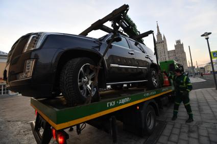 Москва. Эвакуация неправильно припаркованного автомобиля на Кудринской площади.