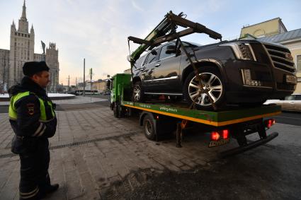 Москва. Эвакуация неправильно припаркованного автомобиля на Кудринской площади.