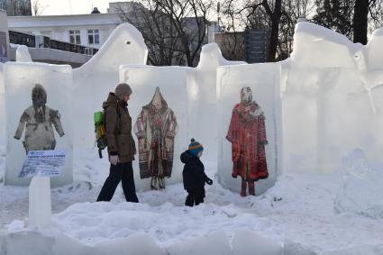 Москва. Посетители галереи ледяных скульптур `Полярная звезда` в парке `Сокольники`.