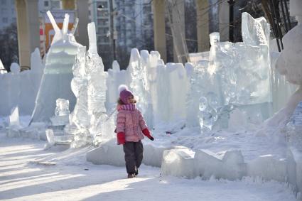 Москва. Посетительница галереи ледяных скульптур `Полярная звезда` в парке `Сокольники`.