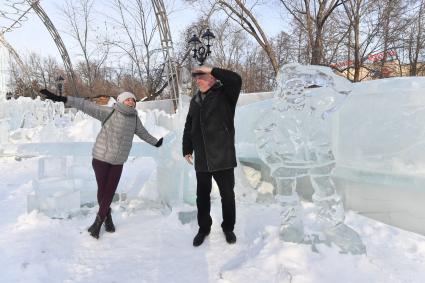 Москва. Посетители галереи ледяных скульптур `Полярная звезда` в парке `Сокольники`.