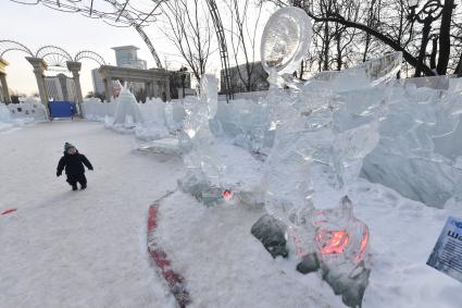 Москва. Галерея ледяных скульптур `Полярная звезда` в парке `Сокольники`.