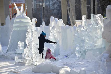 Москва. Посетители галереи ледяных скульптур `Полярная звезда` в парке `Сокольники`.