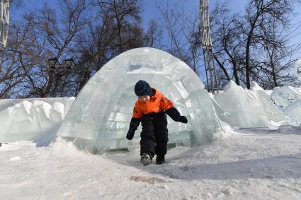 Москва. Посетитель галереи ледяных скульптур `Полярная звезда` в парке `Сокольники`.