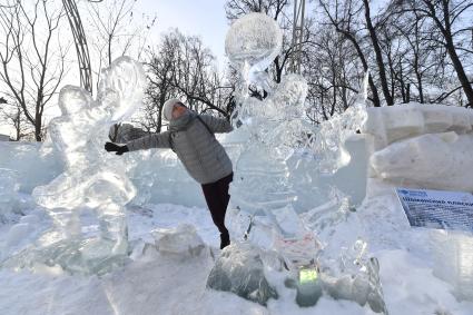 Москва. Посетительница галереи ледяных скульптур `Полярная звезда` в парке `Сокольники`.