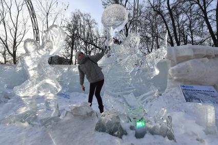 Москва. Посетительница галереи ледяных скульптур `Полярная звезда` в парке `Сокольники`.