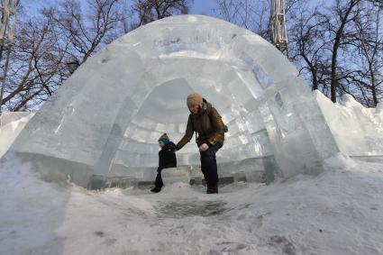 Москва. Посетители галереи ледяных скульптур `Полярная звезда` в парке `Сокольники`.