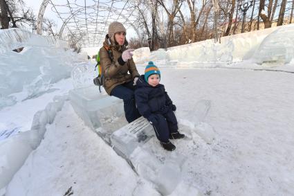 Москва. Посетители галереи ледяных скульптур `Полярная звезда` в парке `Сокольники`.