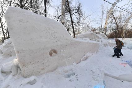 Москва. Посетители галереи ледяных скульптур `Полярная звезда` в парке `Сокольники`.