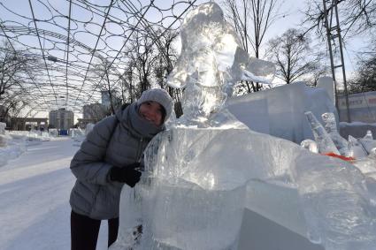 Москва. Посетительница галереи ледяных скульптур `Полярная звезда` в парке `Сокольники`.