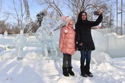 Москва. Посетители галереи ледяных скульптур `Полярная звезда` в парке `Сокольники`.