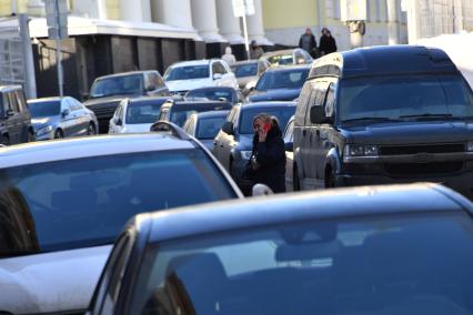 Москва. Женщина разговаривает по мобильному телефону  на одной из улиц города.