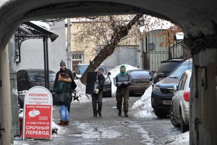 Москва.  Подворотня одной из улиц города.