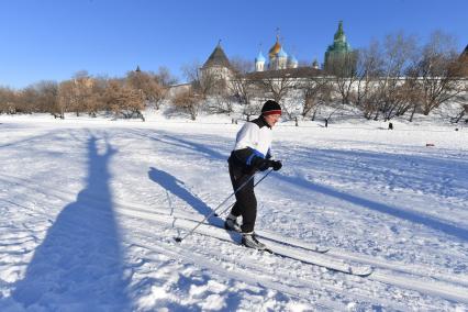 Москва. Мужчина катается на лыжах у стен Новоспасского монастыря.