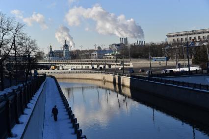 Москва.   Река Яуза в районе Астаховского моста.