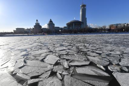 Москва.  Вид на Московский международный дом музыки с Краснохолмской набережной.