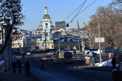 Москва.  Вид на храм Живоначальной Троицы в Серебряниках.