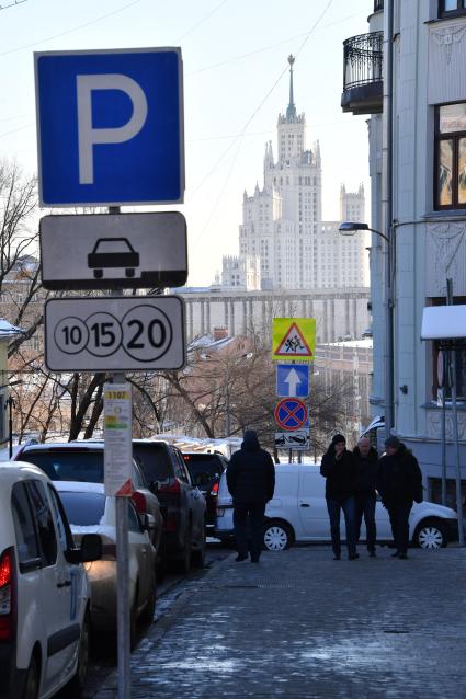 Москва.  Машины на одной из улиц города.