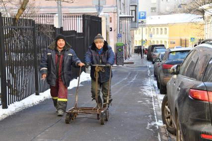 Москва.  Работники коммунальных служб на  одной из улиц города.