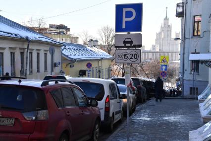 Москва.  Машины на одной из улиц города.