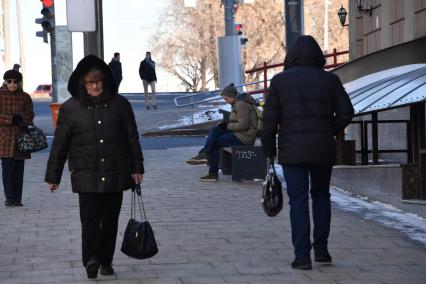 Москва.  Прохожие на одной из улиц города.