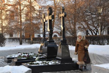 Москва.  Женщина на территории Новоспасского мужского монастыря.