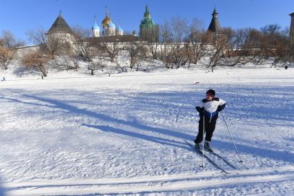 Москва. Мужчина катается на лыжах у стен Новоспасского монастыря.