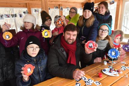 Москва.  Путешественник Матвей Шпаро  среди детей и подростков с ограниченными возможностями  здоровья в парке `Сокольники` в рамках реабилитационно-образовательной  программы `По пути с хаски`.