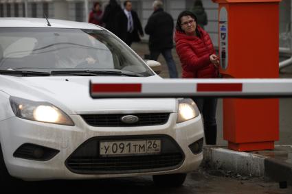 Ставрополь. Женщина оплачивает парковку автомобиля через паркомат на одной из улиц города.