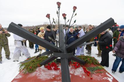 Смоленская область. Возложение цветов к открытому мемориалу в память о погибших в 1942 г. под урочищем Быково красноармейцах.