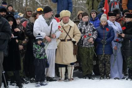 Смоленская область. Руководитель охотничьего хозяйства `Быково` Сергей Назаркин (в центре) во время военно-исторической реконструкция боя под урочищем Быково, в котором погиб заслон, прикрывший отступление 20-й кавалерийской дивизии в 1942 г.