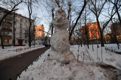 Москва. Снеговик на одной из улиц города.