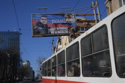 Украина, Донецк. Размещение плакатов в память о командире батальона `Сомали` Михаила `Гиви` Толстых, погибшего 8 февраля 2017 года в результате террористического акта.