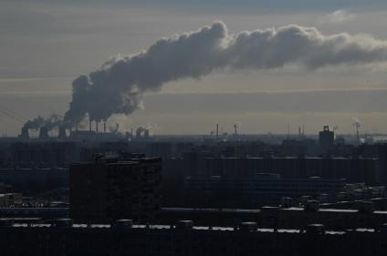 Москва. Вид на дымящие трубы ТЭЦ в районе Капотня.