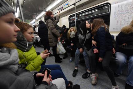 Москва. Пассажиры  в вагоне  метро.