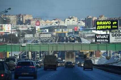 Москва. Автомобильное движение на Московской кольцевой автодороге (МКАД) в районе Капотни.