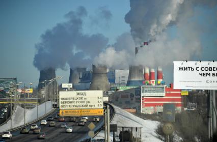 Москва. Автомобильное движение на Московской кольцевой автодороге (МКАД) в районе Капотни.