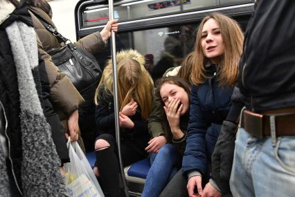 Москва. Пассажиры  в вагоне  метро.