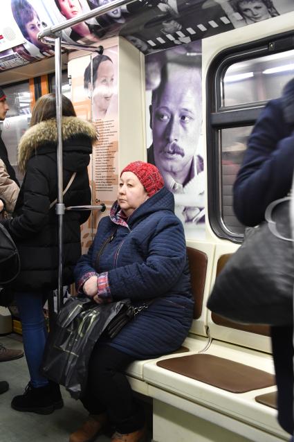 Москва. Пассажиры в вагоне метро.