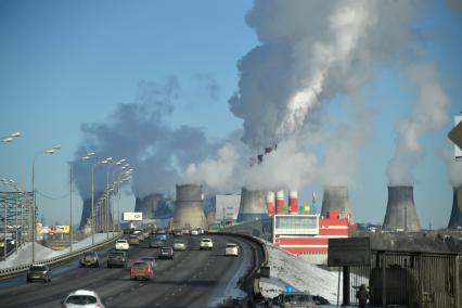 Москва. Автомобильное движение на Московской кольцевой автодороге (МКАД) в районе Капотни.