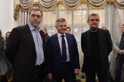 Москва. Директор Благотворительного Фонда В.С. Высоцкого Никита Высоцкий , руководитель департамента культуры Александр Кибовский, директор музыкального вещания Первого канала Юрий Аксюта на церемонии вручения премии имени В.С. Высоцкого ` Своя колея `.