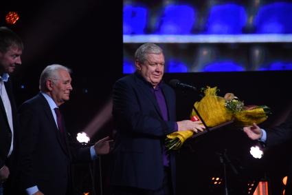 Москва. Теннисист Евгений Кафельников, Директор НИИ неотложной детской хирургии и травматологии Леонид Рошаль (в центре) и тренер Евгений Трефилов (справа) на церемонии вручения премии имени В.С. Высоцкого `Своя колея `.