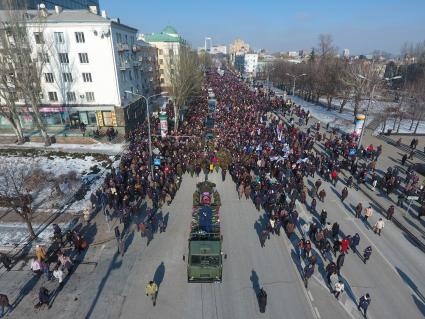 Украина, Донецк. Церемония прощания с командиром батальона `Сомали` Михаилом `Гиви` Толстых в Донецком государственном академическом театре оперы и балета.