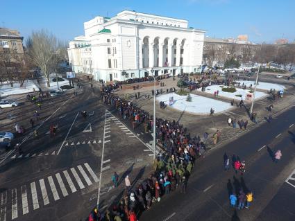 Украина, Донецк. Церемония прощания с командиром батальона `Сомали` Михаилом `Гиви` Толстых в Донецком государственном академическом театре оперы и балета.