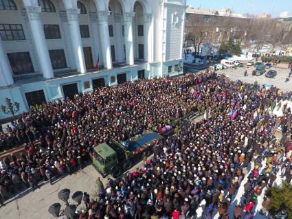 Украина, Донецк. Церемония прощания с командиром батальона `Сомали` Михаилом `Гиви` Толстых в Донецком государственном академическом театре оперы и балета.