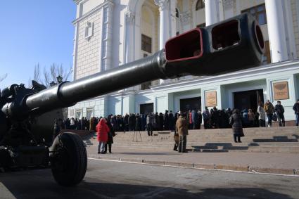 Украина, Донецк. Церемония прощания с командиром батальона `Сомали` Михаилом `Гиви` Толстых в Донецком государственном академическом театре оперы и балета.