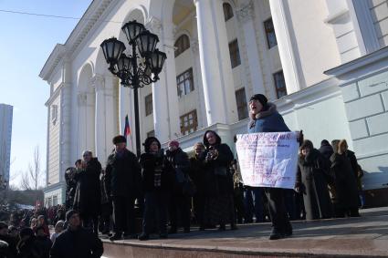 Украина, Донецк. Церемония прощания с командиром батальона `Сомали` Михаилом `Гиви` Толстых в Донецком государственном академическом театре оперы и балета.