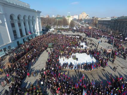 Украина, Донецк. Церемония прощания с командиром батальона `Сомали` Михаилом `Гиви` Толстых в Донецком государственном академическом театре оперы и балета.