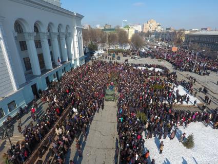 Украина, Донецк. Церемония прощания с командиром батальона `Сомали` Михаилом `Гиви` Толстых в Донецком государственном академическом театре оперы и балета.