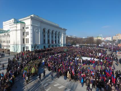 Украина, Донецк. Церемония прощания с командиром батальона `Сомали` Михаилом `Гиви` Толстых в Донецком государственном академическом театре оперы и балета.